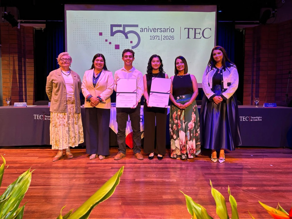 Entrega de certificados de acreditación SINAES a la carrera de ATI en el Centro de las Artes