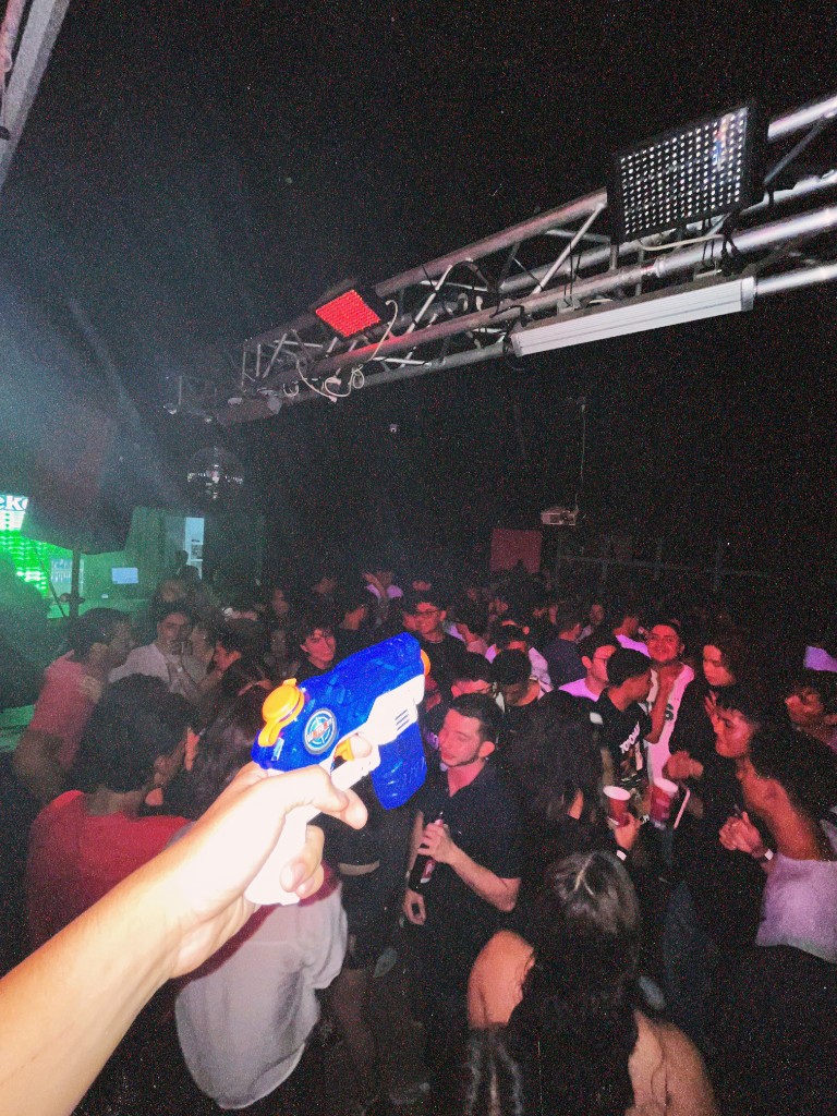 Ambiente festivo y energético de una Fiesta ATI