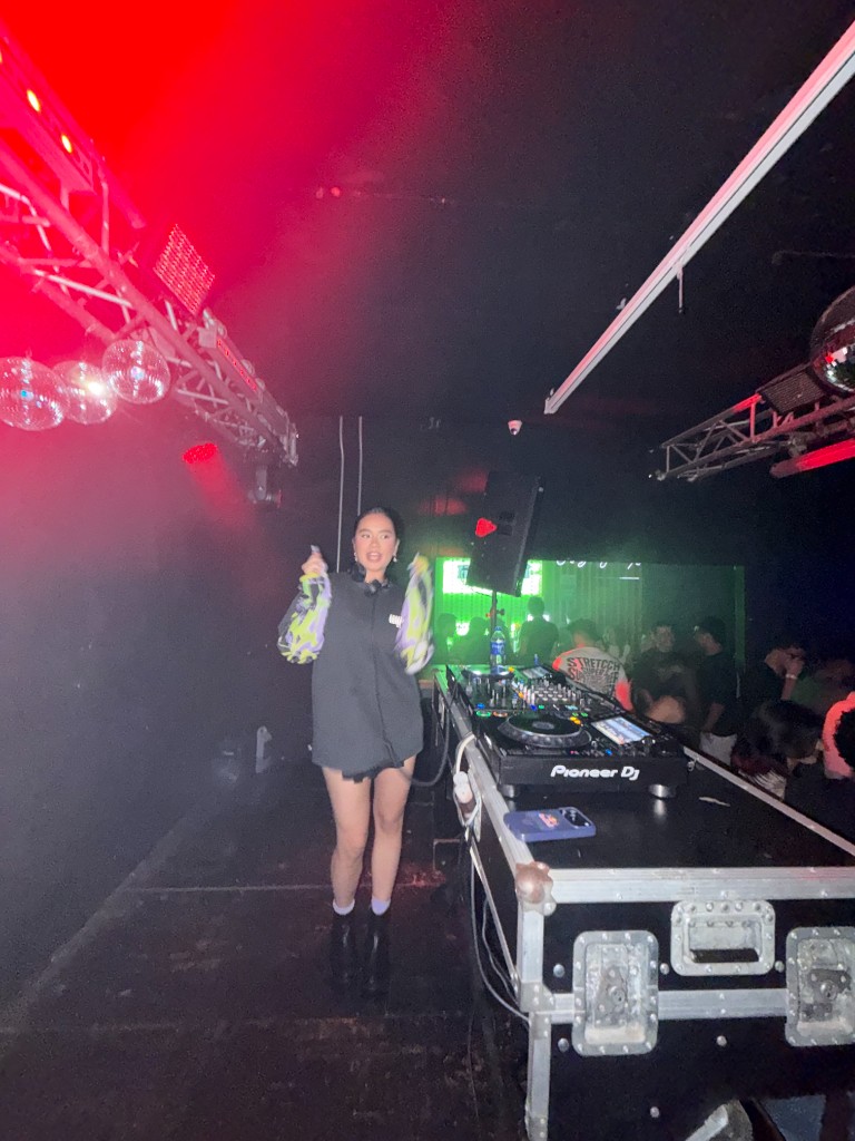 DJ animando una Fiesta ATI