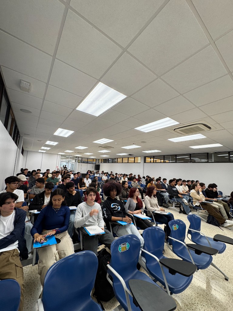 Estudiantes de ATI en una actividad académica presencial