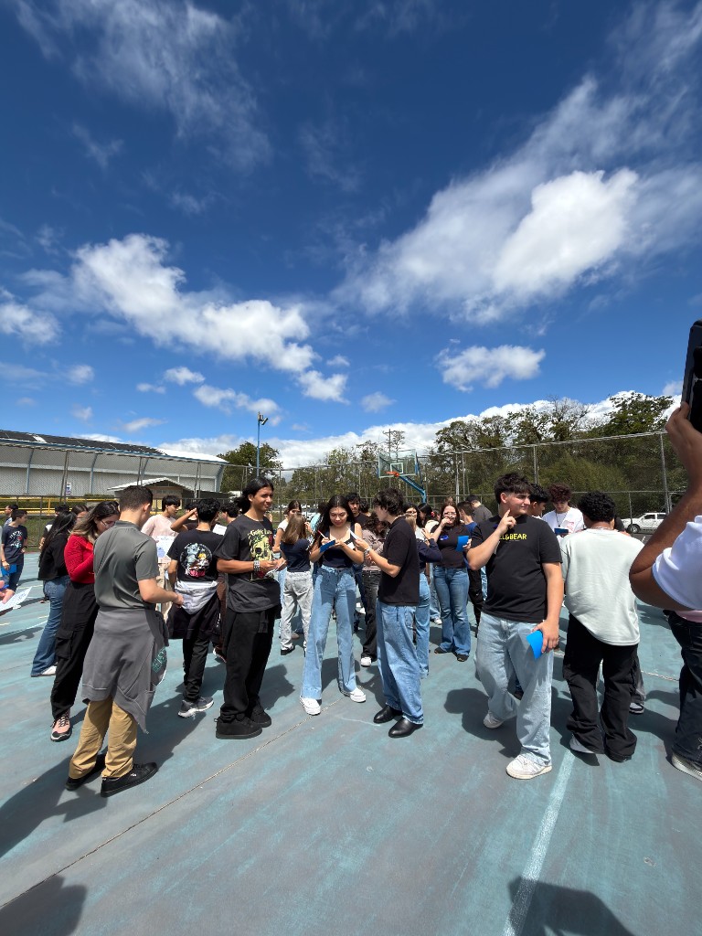 Comunidad de ATI reunida en una actividad al aire libre