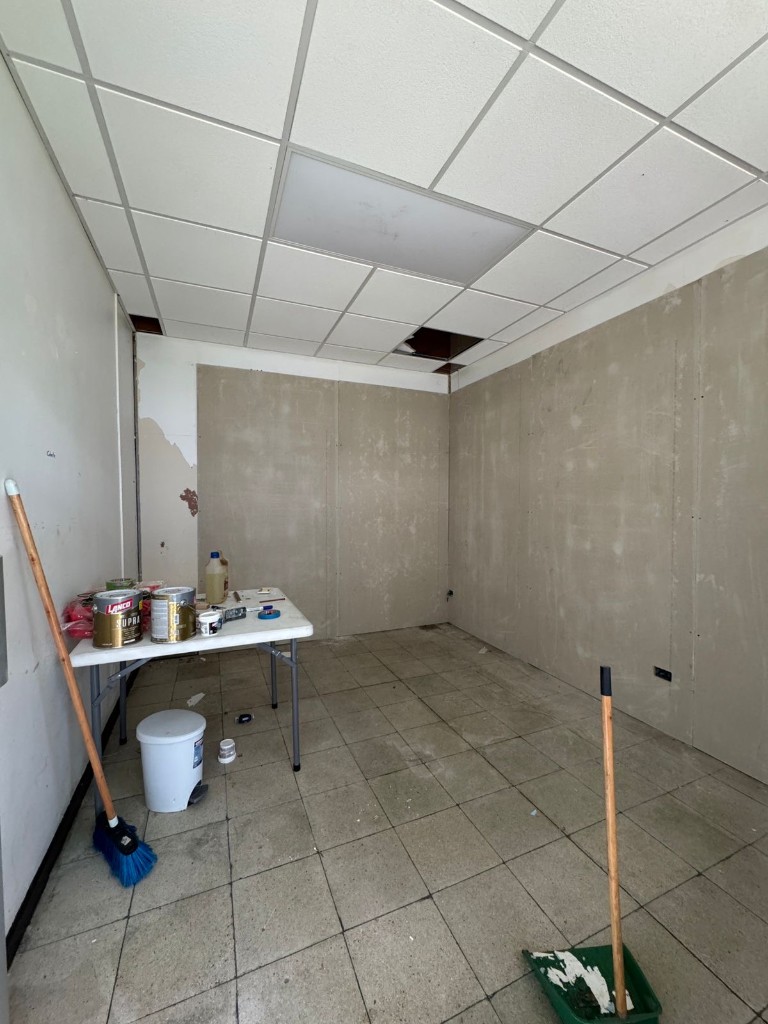 Paredes en obra con drywall y materiales de pintura