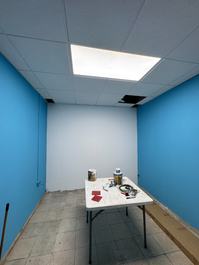 Sala en proceso de pintura con paredes azules