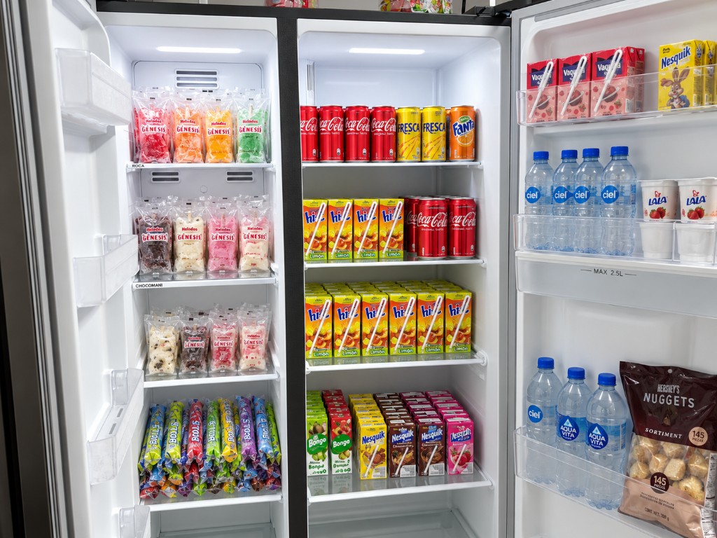 Refrigerador de TIENDATI con helados, refrescos y bebidas frías